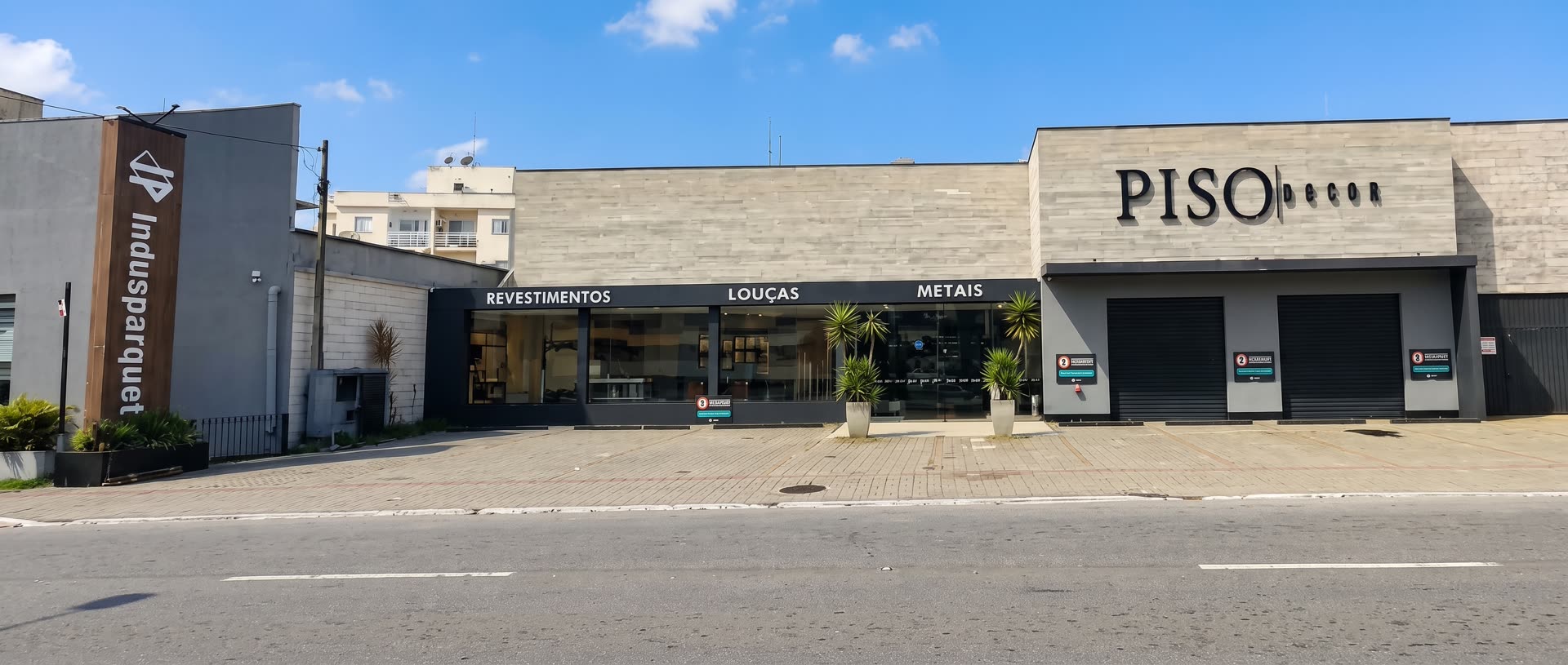 Fachada completa do showroom Piso Decor na Av. Itália, em Taubaté, com as vitrines de revestimentos, louças e metais